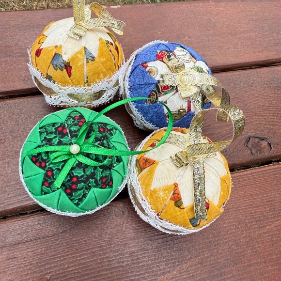 Christmas Ornament Ball Vintage Patchwork Quilt Cottagecore Country Lot Of 4. - Picture 5 of 8